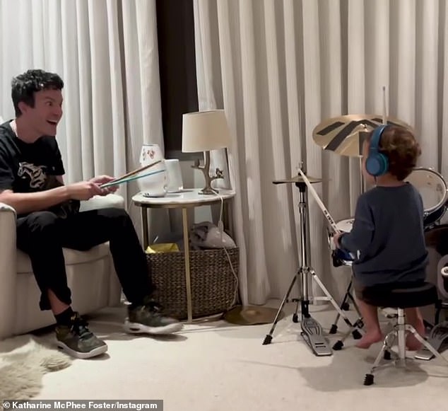 Ух ты!  Еще 15 октября Макфи поделился видео, на котором маленький Ренни демонстрирует свои впечатляющие навыки игры на барабанах вместе со своим тренером (слева).