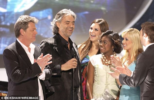 Тейлор Хикс выиграла в том году: Макфи (3-L) встретилась с Фостер (слева), когда она участвовала в пятом сезоне бывшего конкурса вокалистов Fox в 2006 году, и заняла второе место.