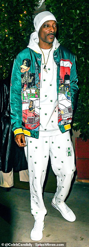 Между тем, 16-кратный номинант на Грэмми продемонстрировал свою любовь к марихуане в блестящей зеленой куртке, белом дураге и кроссовках.