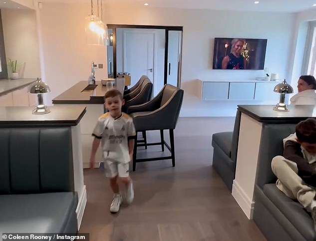 Мило: ее младший сын, пятилетний Касс, был замечен сидящим на новых табуретках в футбольной форме «Реал Мадрид» в мини-баре, пока он смотрел, как его отец работает на качелях.