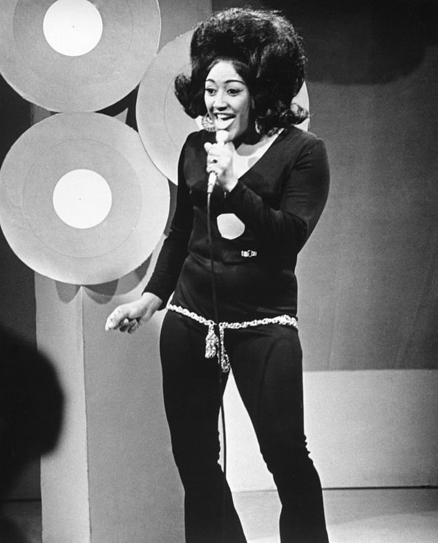 Вокалистка была изображена во время выступления в 1970 году.