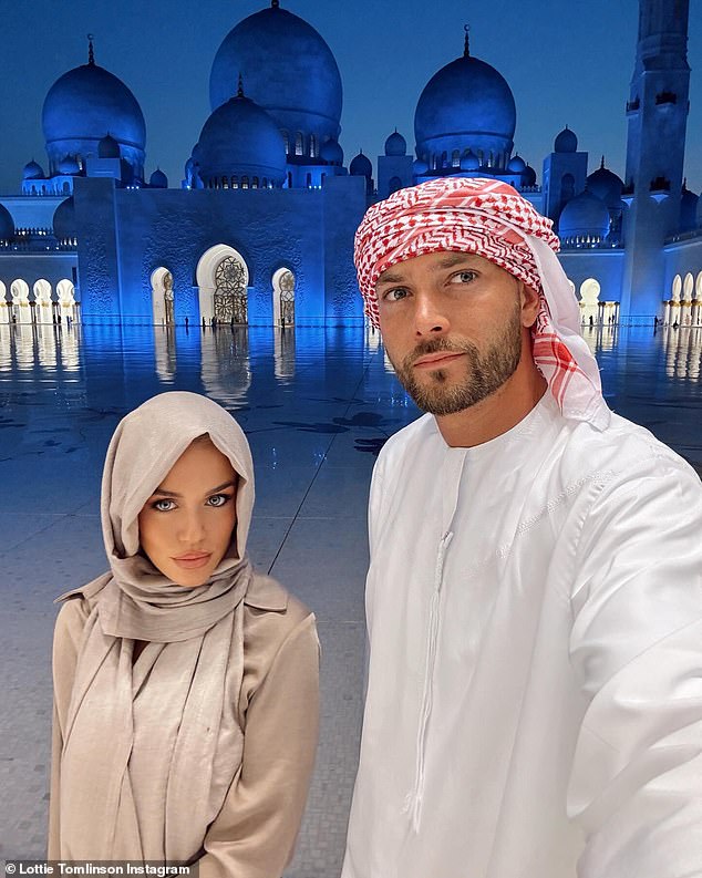 Ночная прогулка: в воскресенье в Instagram Лотти поделилась множеством снимков себя и своей семьи, сделанных возле Большой мечети шейха Зайда.