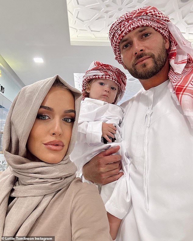 Семья: Накануне 25-летняя Лотти надела хиджаб, а ее жених Льюис Бертон, 31 год, и их 15-месячный сын Лаки носили куфию во время посещения мечети в Абу-Даби.
