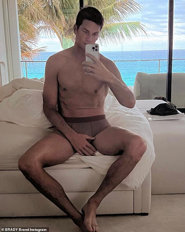 Недавно холостяк Том разделся до нижнего белья и поделился очень откровенной фотографией в Instagram в феврале.