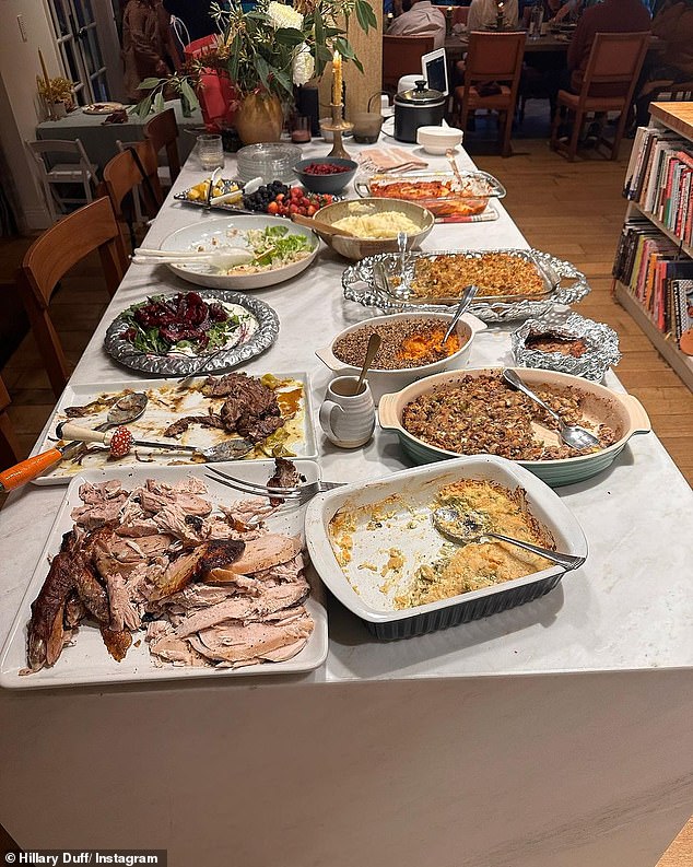 Семья наслаждалась восхитительным множеством любимых блюд на День Благодарения.