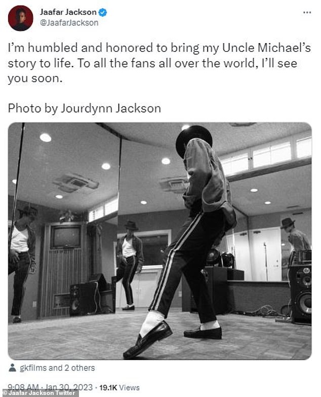 Он поделился черно-белым изображением себя в похожей одежде, которую Джексон носил в прошлом, когда он принимал танцевальную позу в студии.