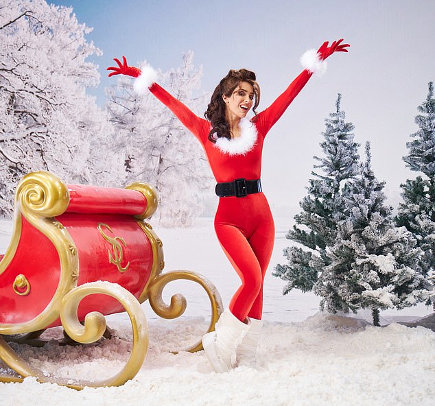 Она добавила пару зимних ботинок во впечатляющее воссоздание костюма Мэрайи из музыкального видео.