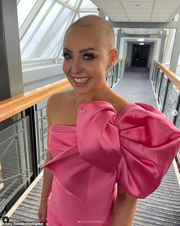 Недавно она блистала в яркой фотосессии для журнала Women's Health UK, рассказывая о своем диагнозе рака груди в качестве звезды декабрьской обложки журнала (на фото на Pride Of Britain).