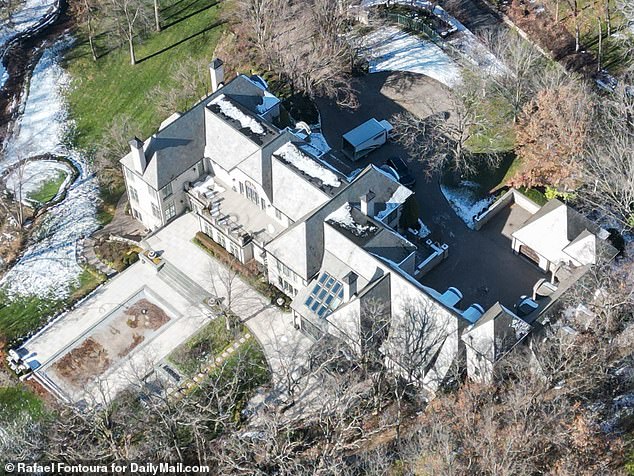 По словам источника, 33-летний Тейлор остановился в доме Трэвиса стоимостью 6 миллионов долларов (на фото) в качестве «тренировки» на будущее.