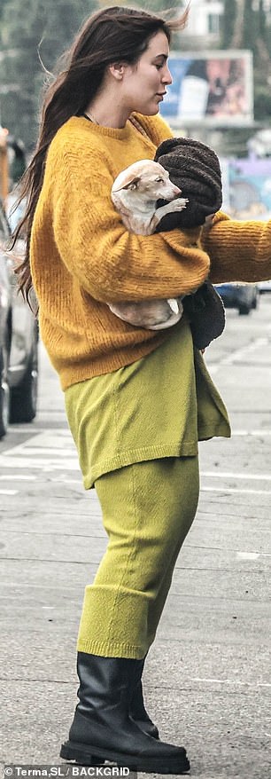 Для своего последнего выхода в свет она выбрала стильную фигуру, надев уютный ярко-оранжевый свитер поверх зеленого наряда.