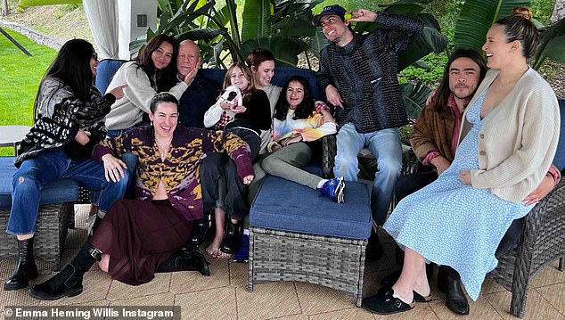 На прошлой неделе жена Брюса Эмма Хеминг отпраздновала День Благодарения, опубликовав фотографию, на которой он изображен в окружении всей своей смешанной семьи.