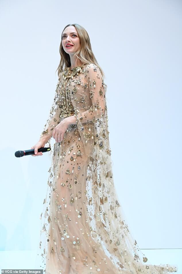 Аманда Сейфрид демонстрирует свою невероятную фигуру в прозрачном платье, украшенном драгоценностями, на мероприятии Lancome в Шанхае.