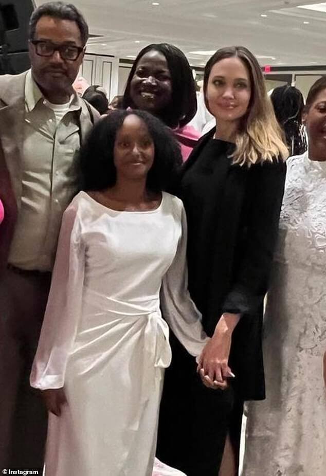 Анджелина Джоли поддержала 18-летнюю дочь Захару Джоли на обеде в женском обществе в Атланте… после того, как подросток УБЕРЛА Питта из своей фамилии