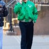 Нельзя было не заметить Брэдли Купера, когда он проезжал через Нью-Йорк во вторник.  Номинант на Оскар был одет в ярко-зеленую спортивную куртку Philadelphia Eagles в знак приветствия своей любимой команде НФЛ и болтал по мобильному телефону.