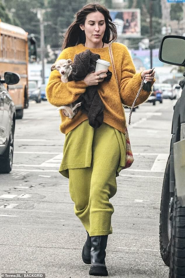 Дочь Брюса Уиллиса и Деми Мур Скаут, 32 года, держит на руках свою собаку бабушку, пока она идет в осеннем шике за кофе.