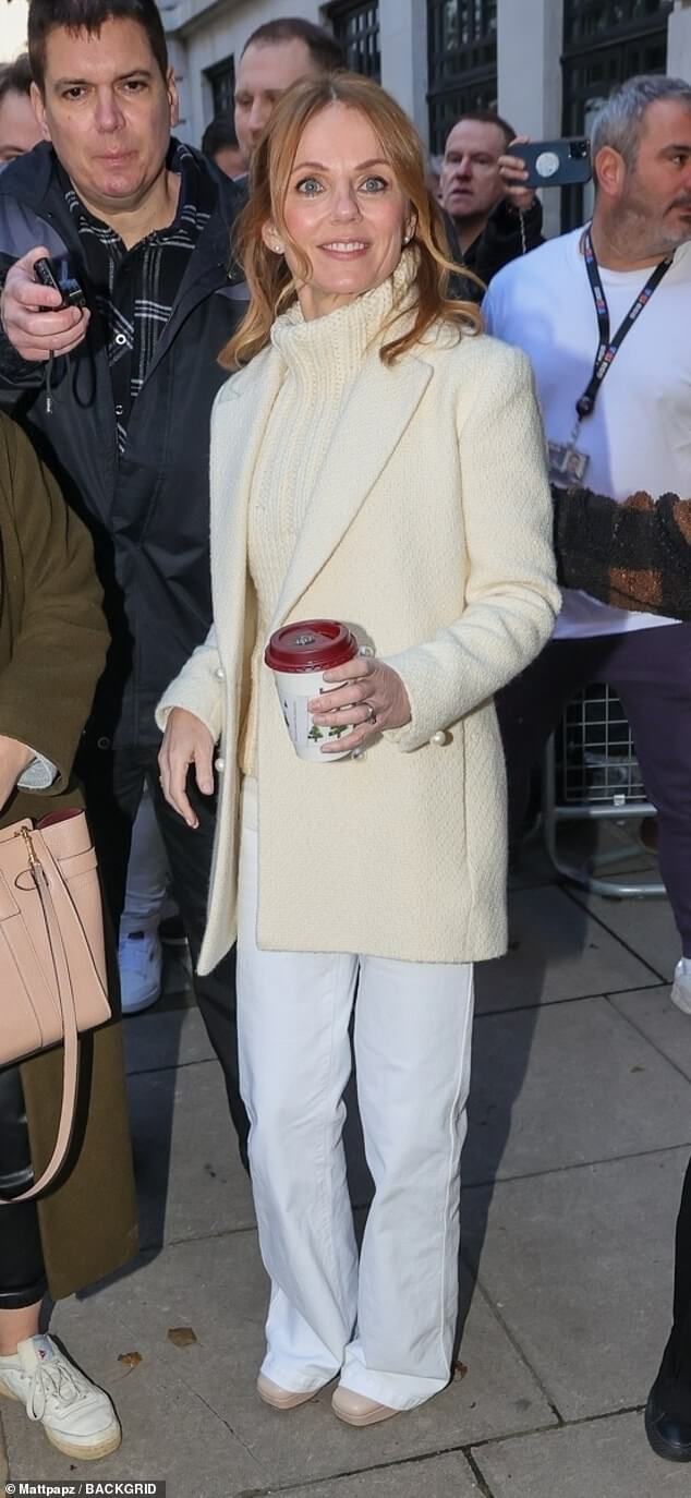 Джери Хорнер выглядит типично шикарно в кремовом джемпере и широких брюках, когда она приветствует поклонников возле студии BBC Radio 2.