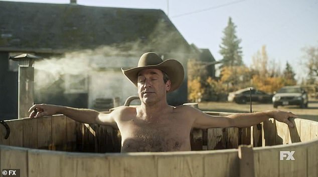 Трейлер: Шериф Рой Тиллман, которого играет Джон, был показан нежащимся в гидромассажной ванне на открытом воздухе с выставленными напоказ кольцами на сосках.