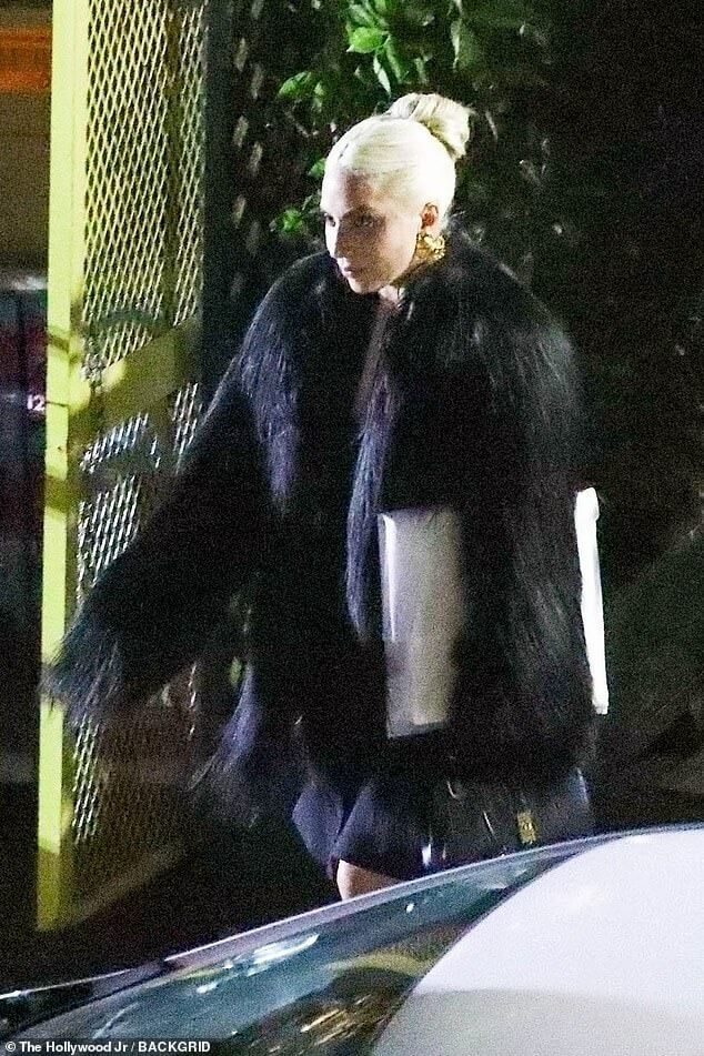 ЭКСКЛЮЗИВ: Леди Гага выглядит гламурно, покидая ресторан в Лос-Анджелесе с бойфрендом Майклом Полански и will.i.am после четырехчасового ужина.
