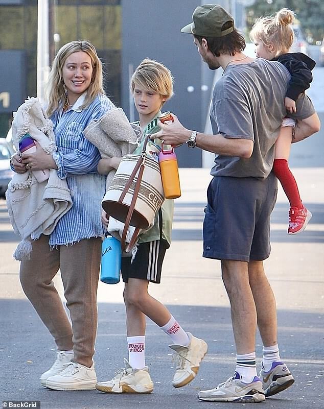 Хилари Дафф в потертой блузке и коричневых спортивных штанах выглядит непринужденно, пока она и ее муж Мэттью Кома проводят семейный день со своими детьми в Студио-Сити.