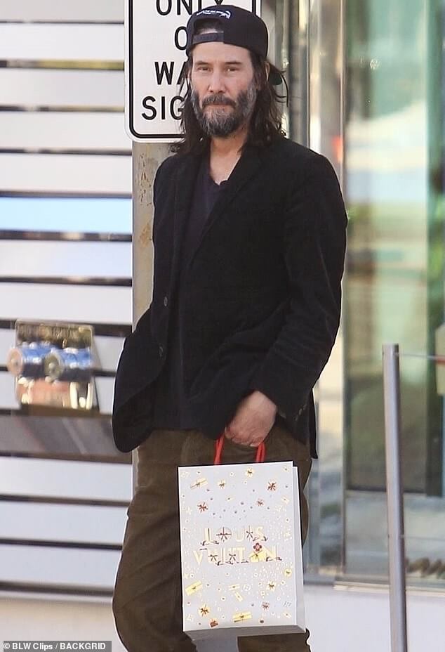 Киану Ривз, 59 лет, выглядит непринужденно и носит лохматую бороду, когда идет за покупками в Черную пятницу в Louis Vuitton на Родео-Драйв в Беверли-Хиллз.