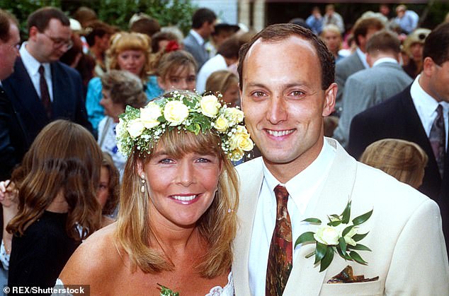 День свадьбы: Линда вышла замуж за Марка Данфорда в 1990 году, но сообщалось, что перед прошлым Рождеством в их браке «попался трудный период», который они пытались преодолеть.
