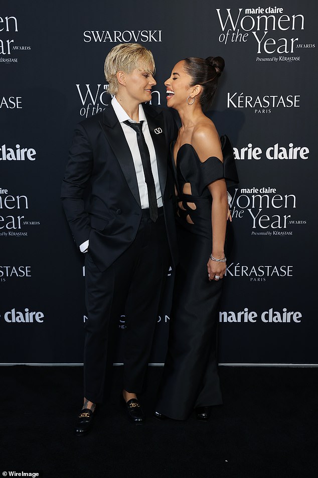 Позже пара выглядела очарованной, как всегда, когда они устроили восхитительный образ на церемонии вручения премии Marie Claire Women of the Year Awards.