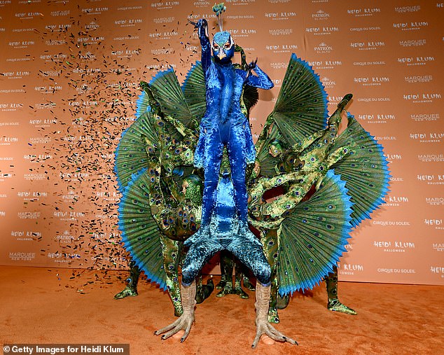 Поклонники шутят, что Жанель Моне ОТОРВИЛА Королеву Хэллоуина Хайди Клум, нарядившись в ЭТОТ невероятный костюм.