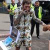 Пост Мэлоун курил сигарету в кошачьей пижаме, когда его завалили фанаты после того, как он прилетел в аэропорт Сиднея перед туром по Австралии в четверг.