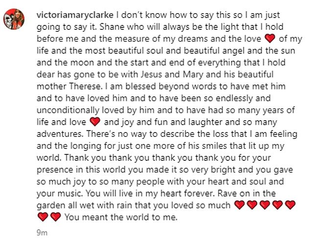 О смерти легендарного рокера, автора культовой рождественской песни Fairytale of New York, сообщила его жена Виктория Мэри Кларк в посте в Instagram.