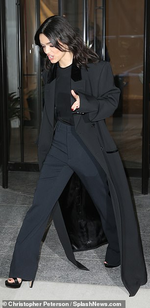 Нью-Йорк крутой: актриса вышла в черном пальто с брюками в тон и топом.