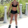 Шантель Джеффрис привлекла внимание в топе от бикини и шортах, катаясь на роликах по Майами-Бич во вторник.
