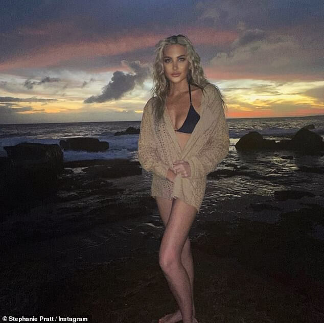 Стефани Пратт выглядит невероятно в черном бикини, позируя на пляже во время отпуска на Гавайях.