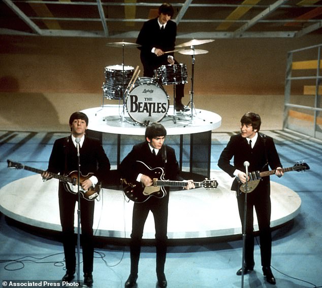 The Beatles выступают на шоу Эда Салливана в Нью-Йорке 9 февраля 1964 года.
