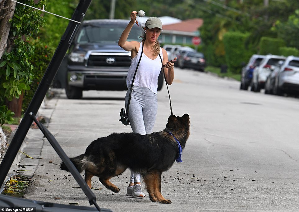 Вот мальчик: Все это выглядело как забава и игра, даже когда пес подпрыгнул почти к лицу супермодели, так как не хотел выпускать игрушку из рук