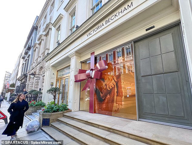 Дизайнер: модный бренд, имеющий флагманский магазин в Мейфэр, Лондон, и продающий такие вещи, как пальто, по цене до 2900 фунтов стерлингов за штуку.