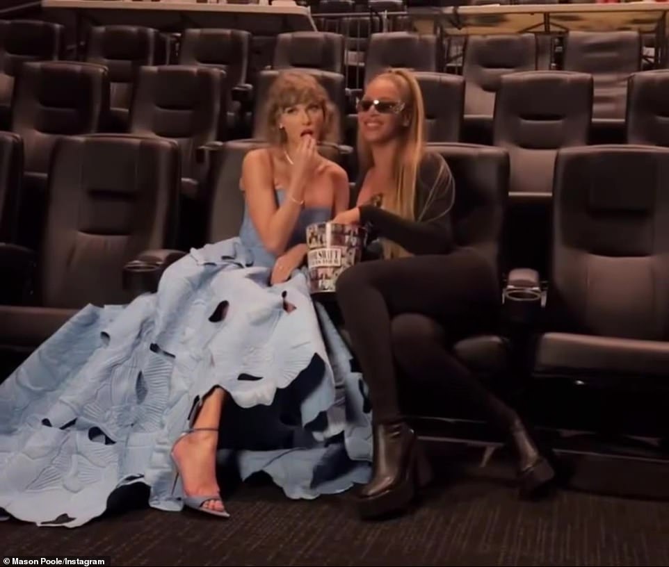 Тейлор похвалил Бейонсе после премьеры, опубликовав забавный бумеранг с изображением дуэта, сидящего в кинотеатре и делящего тарелку попкорна.
