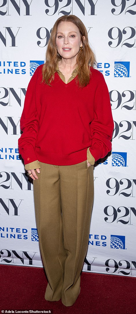 62-летняя Джулианна Мур выглядела уютно, но шикарно в ярко-красном свитере и брюках цвета хаки на мероприятии, посвященном их новому романтическому комедийному фильму, в 92NY в Нью-Йорке.
