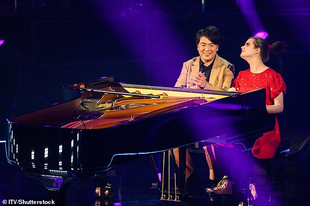 Ланг Ланг играла со слепой 13-летней Люси Иллингворт из конкурса талантов Channel 4 «Пианино».