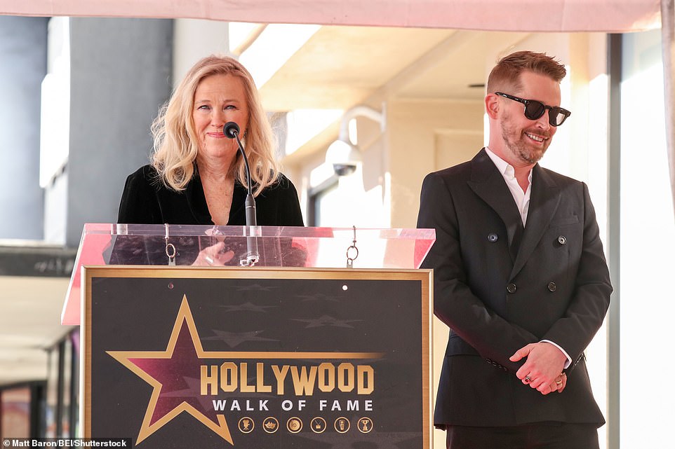 Маколея на церемонии вручения наград в Голливуде представила его бывшая коллега по фильму «Один дома» — Кэтрин О’Хара.