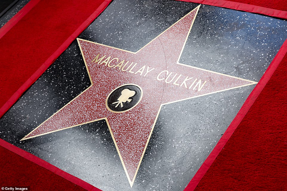 Более пристальный взгляд на его новую звезду находится на бульваре Голливуд, 6353 в Голливуде.