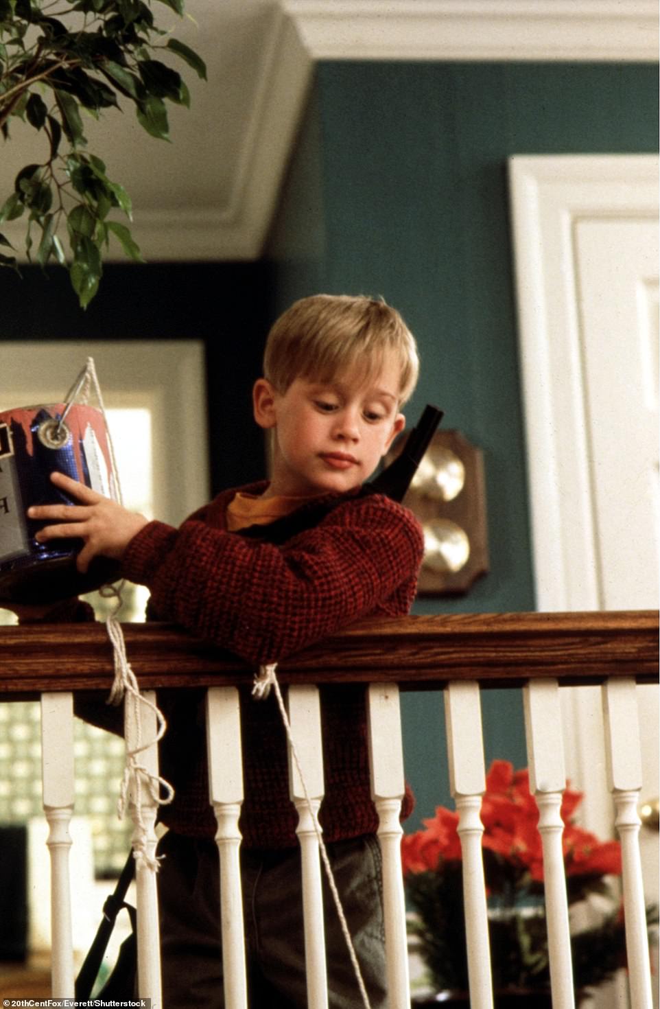 В фильме Маколей играет Кевина Макалистера, мальчика, который случайно остался дома один.  В конечном итоге ему приходится ловко отбиваться от грабителей.