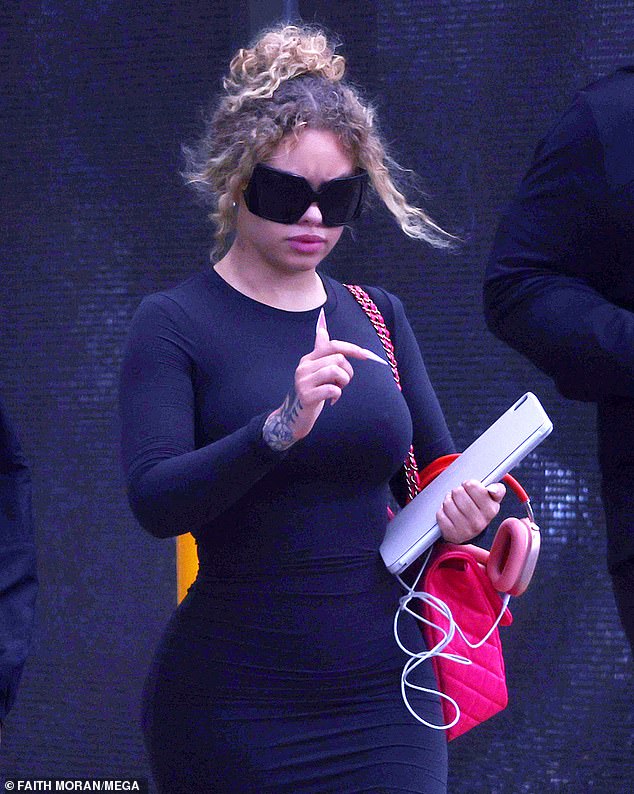 24-летняя звезда, родившаяся в Огайо, выглядела непринужденно и стильно в длинном черном платье, облегающем фигуру.