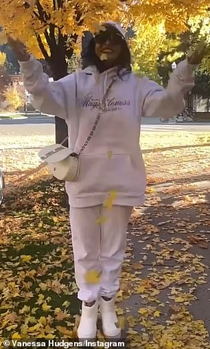 Хорошие времена: Несмотря на это, в видеопосте Ванессы было несколько забавных видеороликов из поездки с ее подругами, в том числе один из тех, где она бросает осенние листья в воздух.