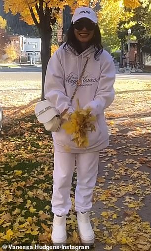 Хорошие времена: Несмотря на это, в видеопосте Ванессы было несколько забавных видеороликов из поездки с ее подругами, в том числе один из тех, где она бросает осенние листья в воздух.