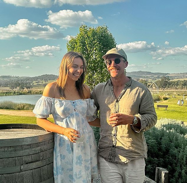 Эмили объявила о своей помолвке с Дэвидом в октябре, поделившись видео того момента, как он встал на одно колено в живописной долине Эвамор в Маджи, сельская местность Нового Южного Уэльса.