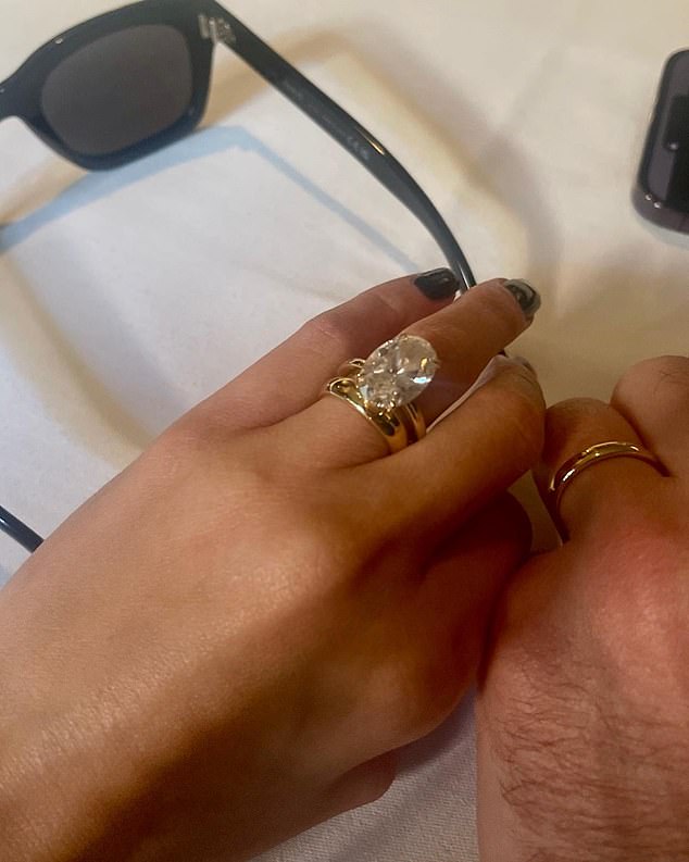 Ходили слухи, что Эшли и Брэндон поженились после того, как ее мать Шеннон Бенсон поделилась в Instagram фотографией левых рук Эшли и Брэндона — у обоих на обручальном безымянном пальце — кольца.  С тех пор она удалила изображение