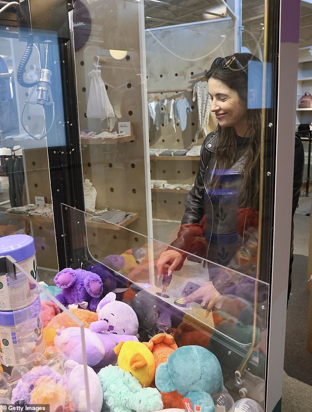 Эшли внимательно рассматривает детские игрушки в выставочном зале и магазине Babylist в Беверли-Хиллз 6 ноября.