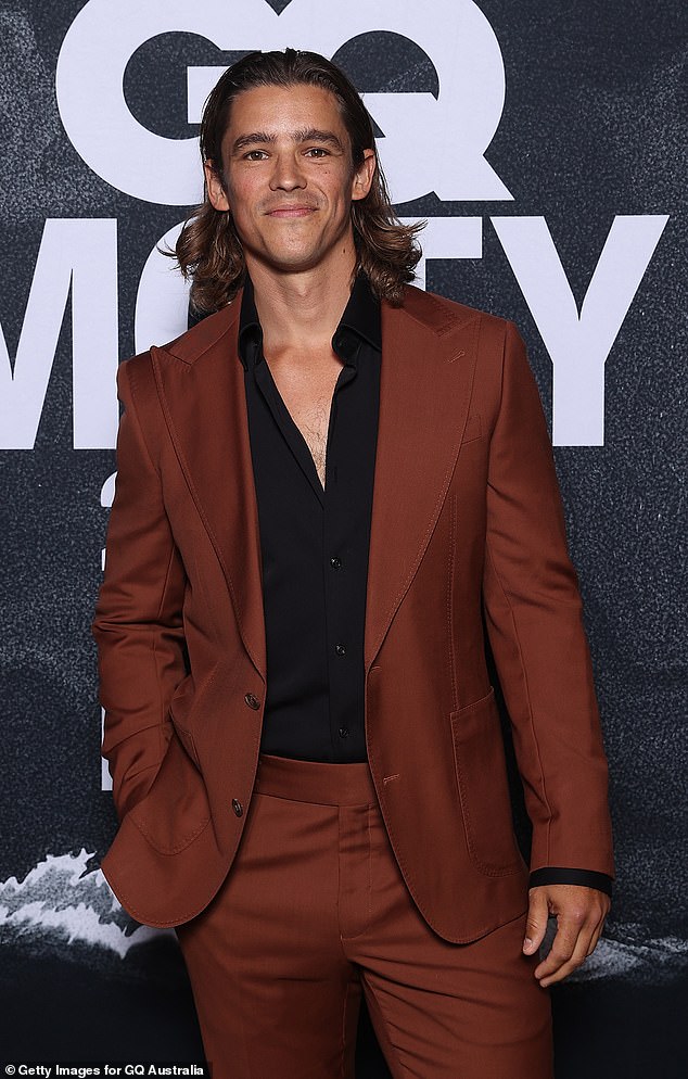 Актер Брентон Туэйтс продемонстрировал стильное сочетание коричневого костюма и черной рубашки.
