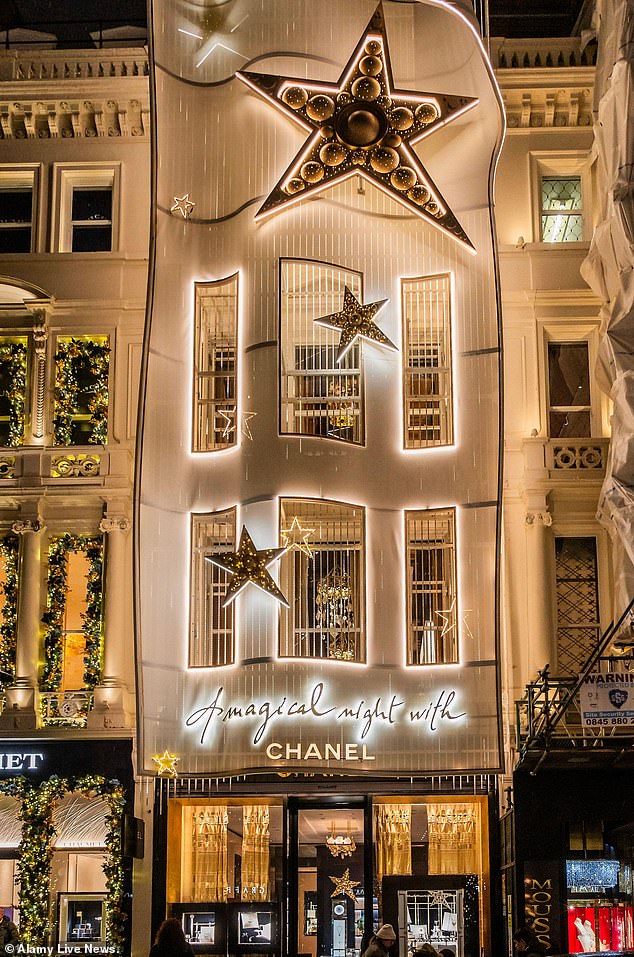 Сегодня днем ​​звезды выйдут на улицу Манчестера на показ Chanel (на фото: Chanel на Бонд-стрит).