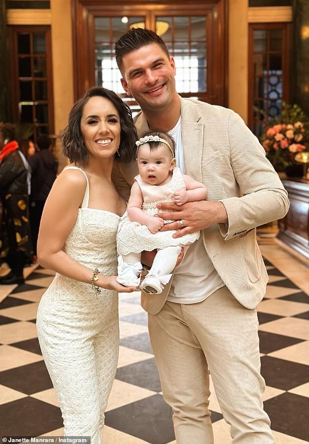 40-летняя звезда «Танцев со звездами» и ее 33-летний партнер Алияз Скорянец объявили в июле, что у них родилась малышка Лира в лондонской больнице Портленда весом 7 фунтов 7 унций.